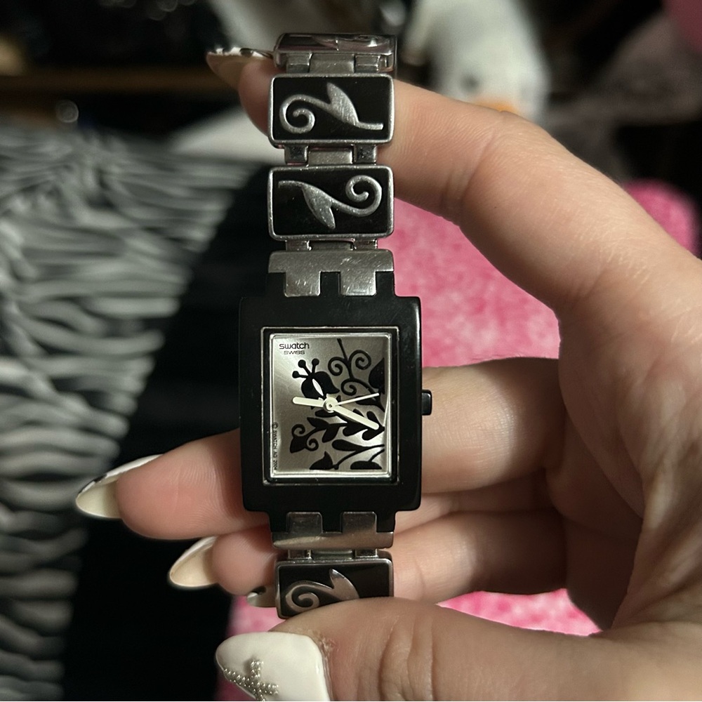 Vintage 2005 Swatch SUBB111G Floral Watch